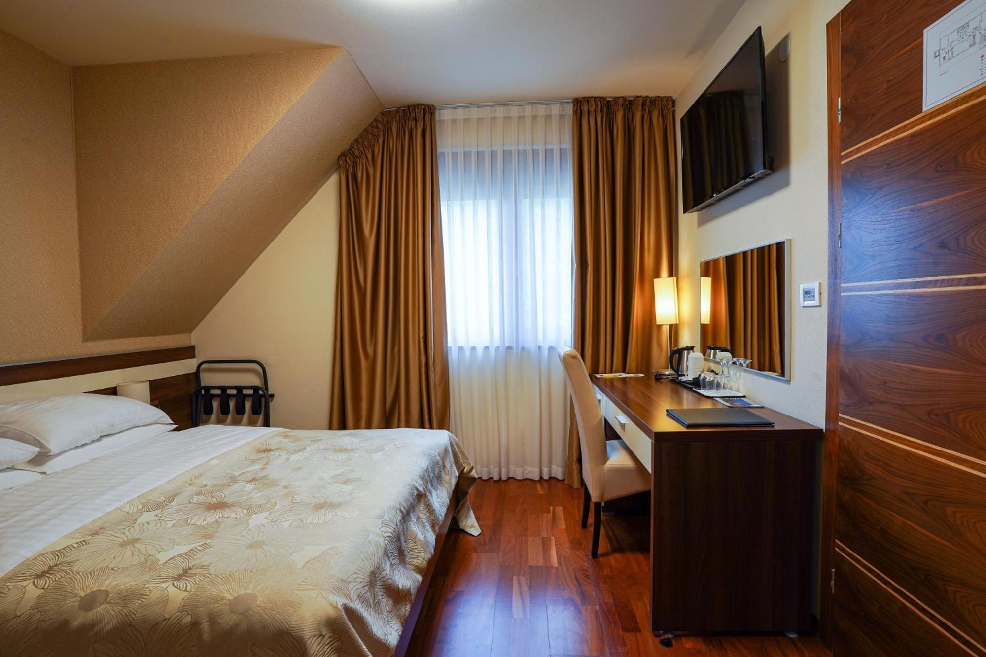 Hotel Degenija 4*